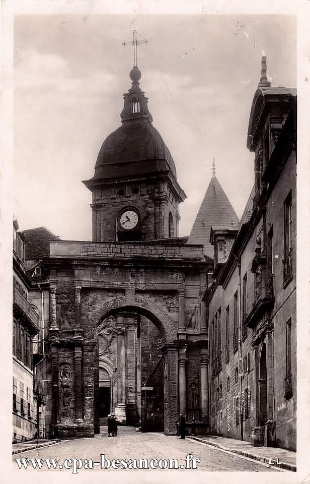 40 Besançon - La Porte Noire et la Cathédrale